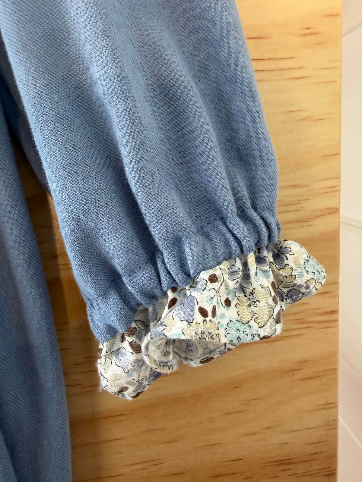 Abito manica lunga azzurro con dettaglio fiori