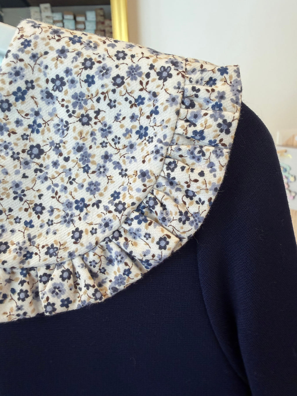 Abito Blu con collo fiorellini