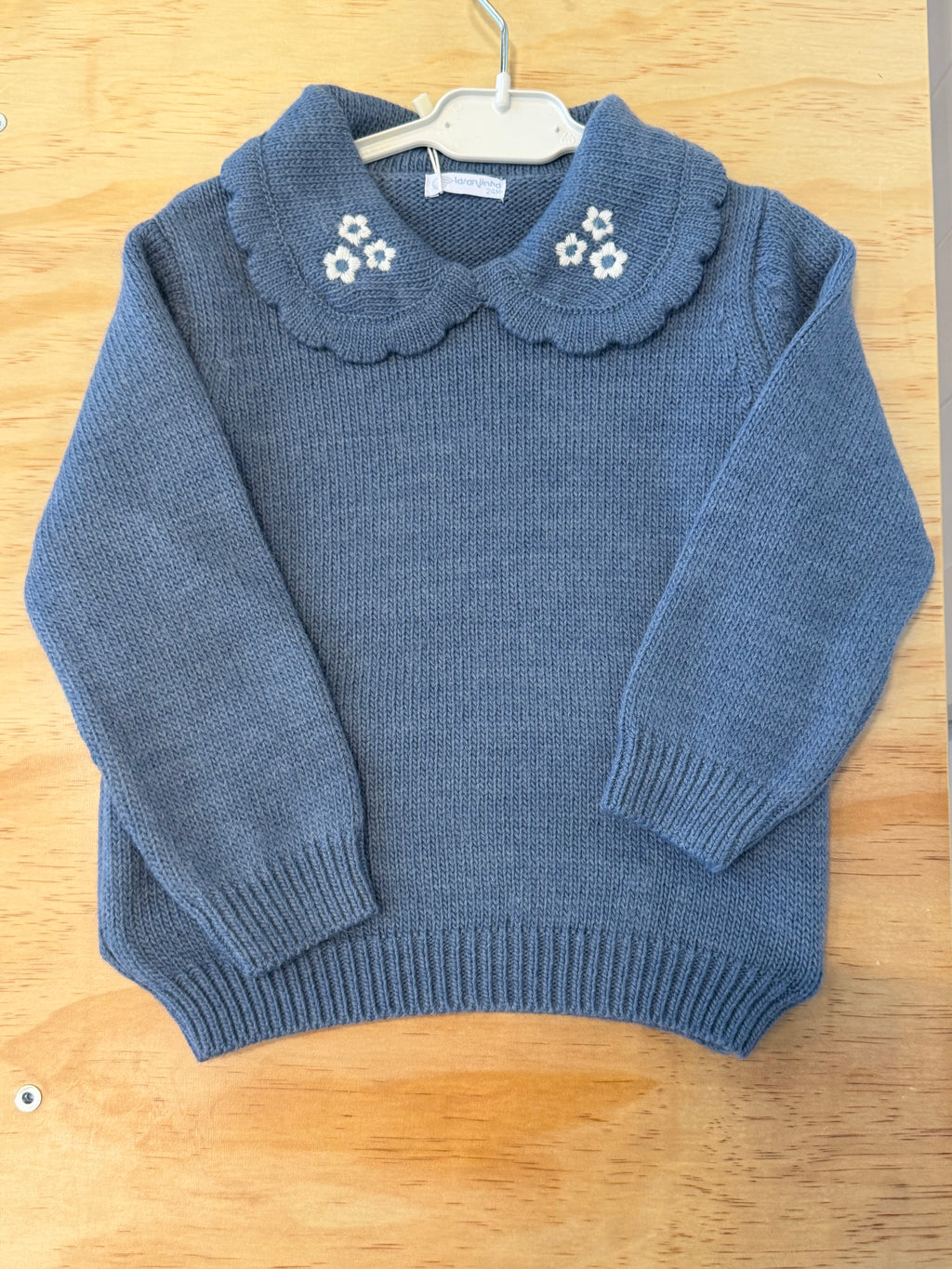 Golf azzurro con collo e ricamo