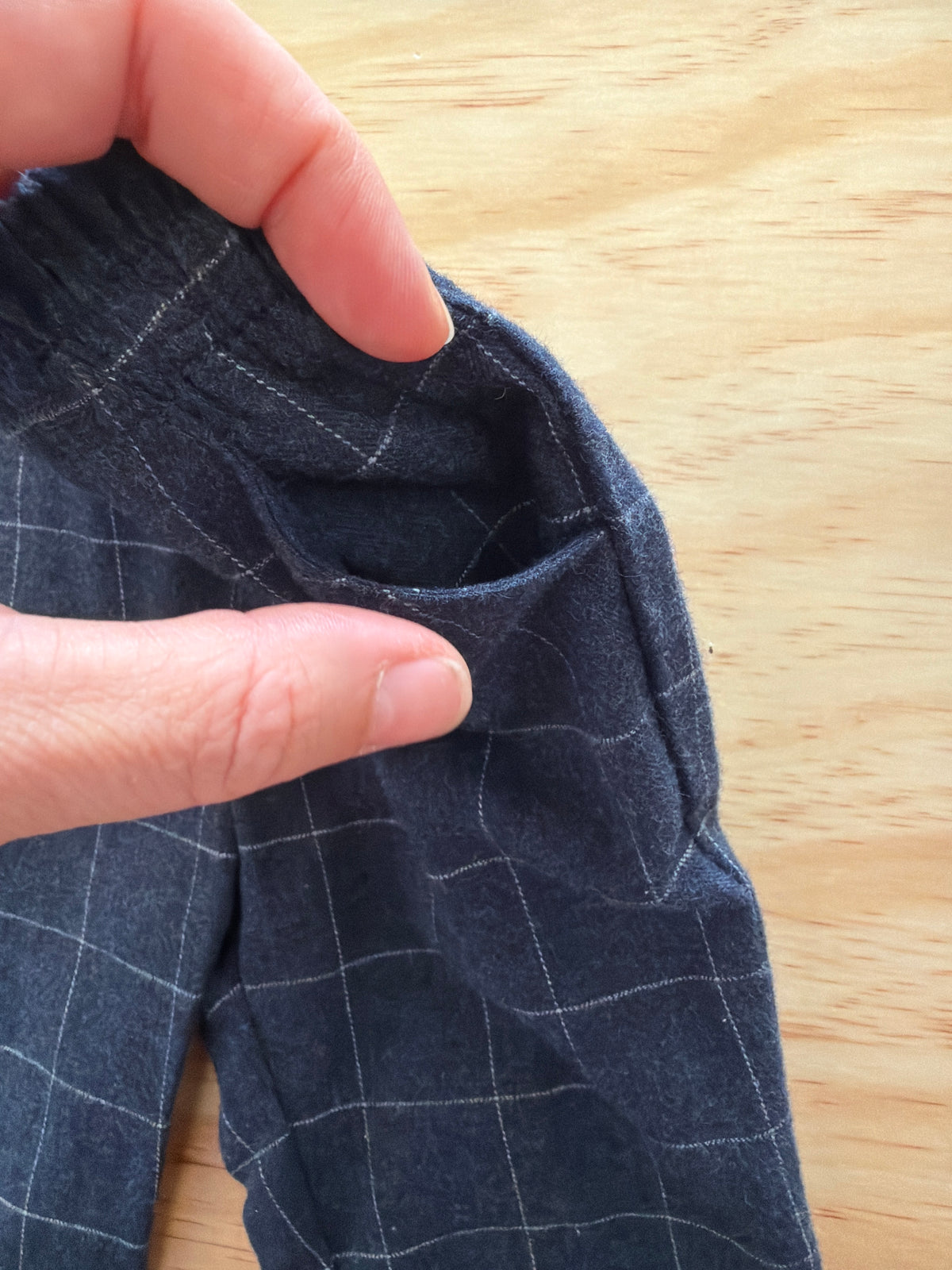 Pantalone grigio scuro, panna