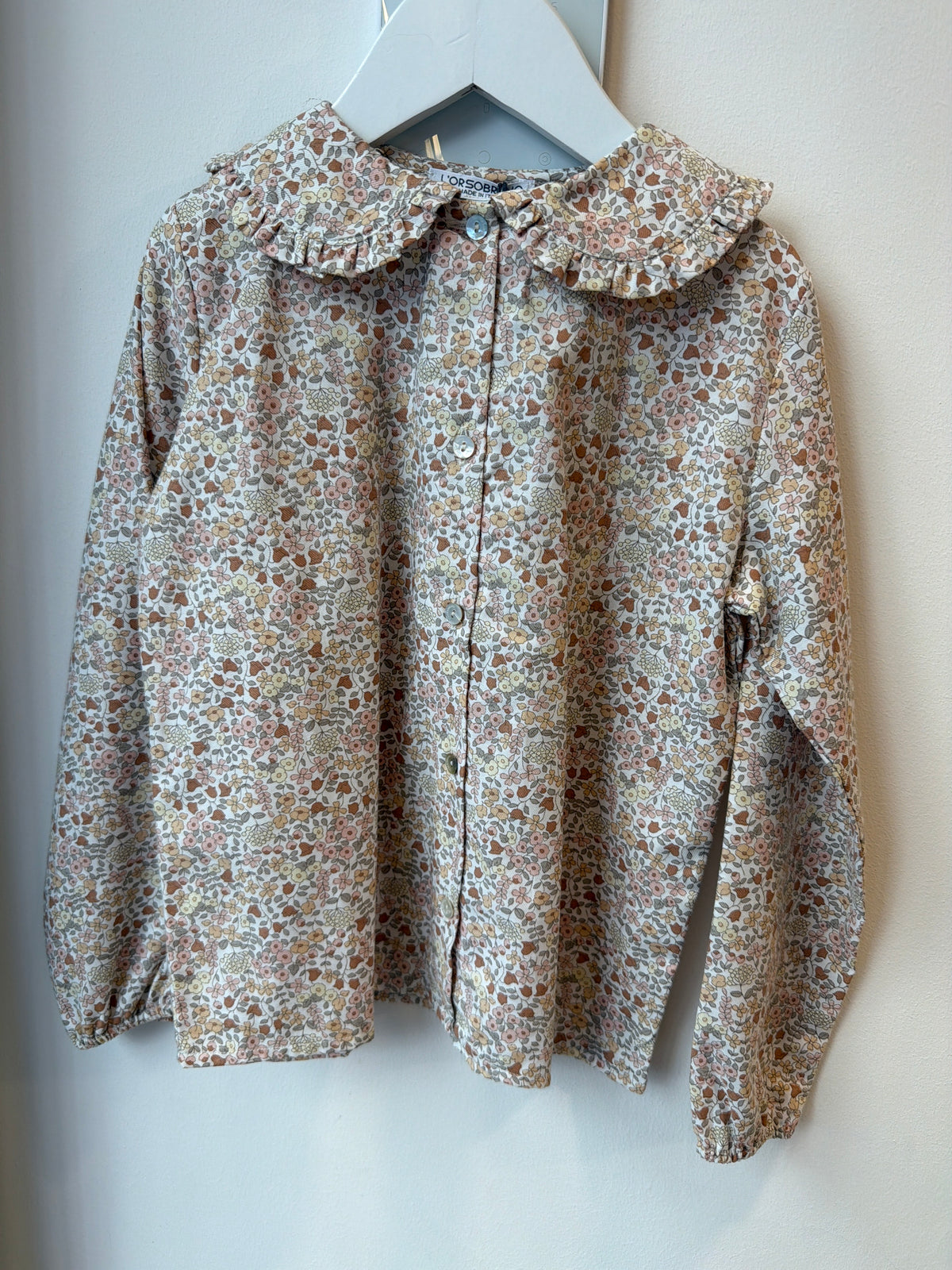 Camicia rosa, beige e marrone