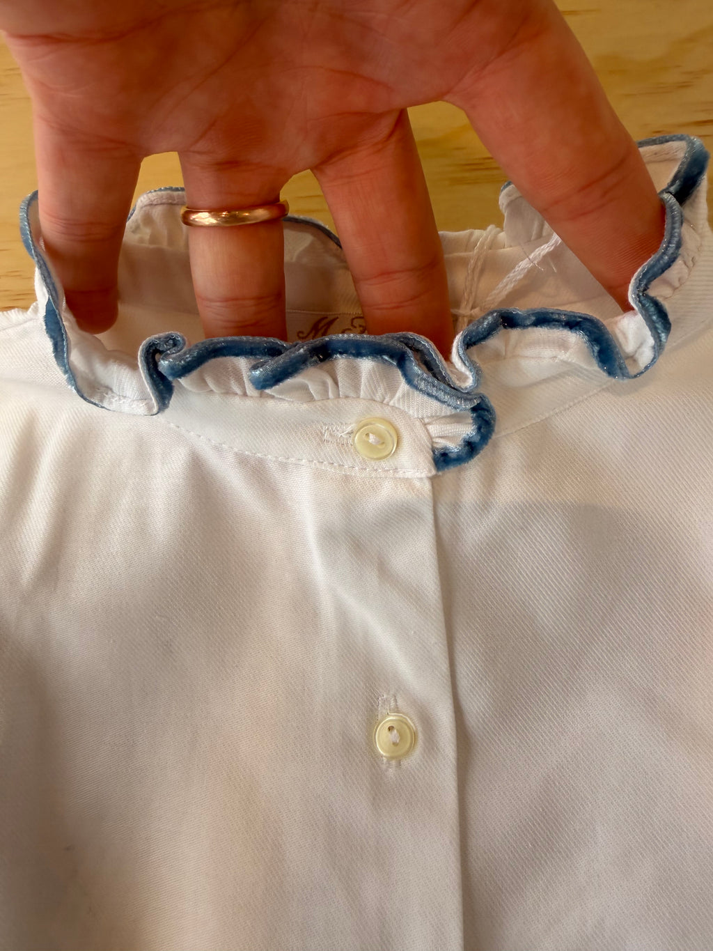 Camicia bianca con collo coreana e filo velluto azzurro