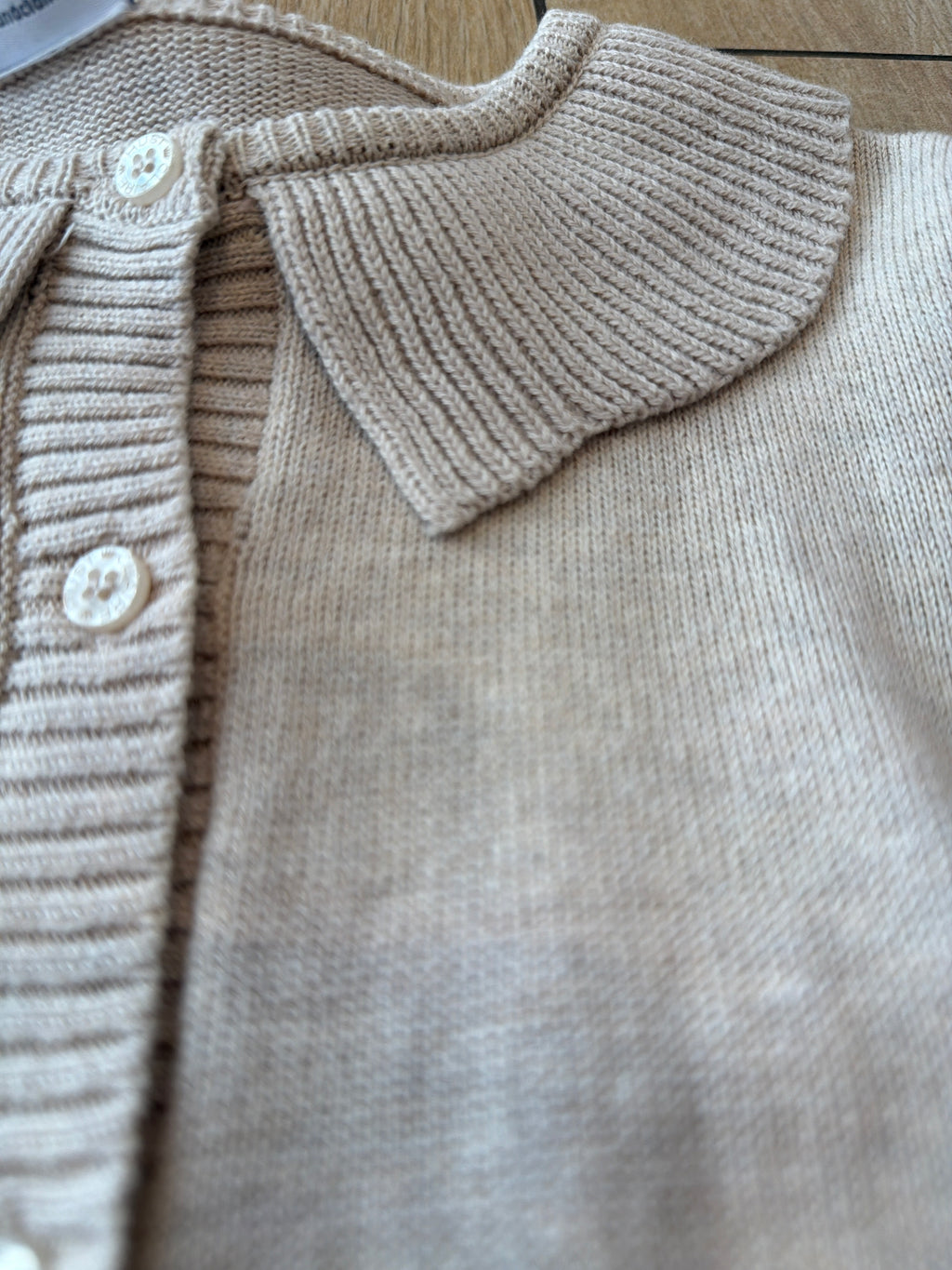 Cardigan beige e fiori ricamati