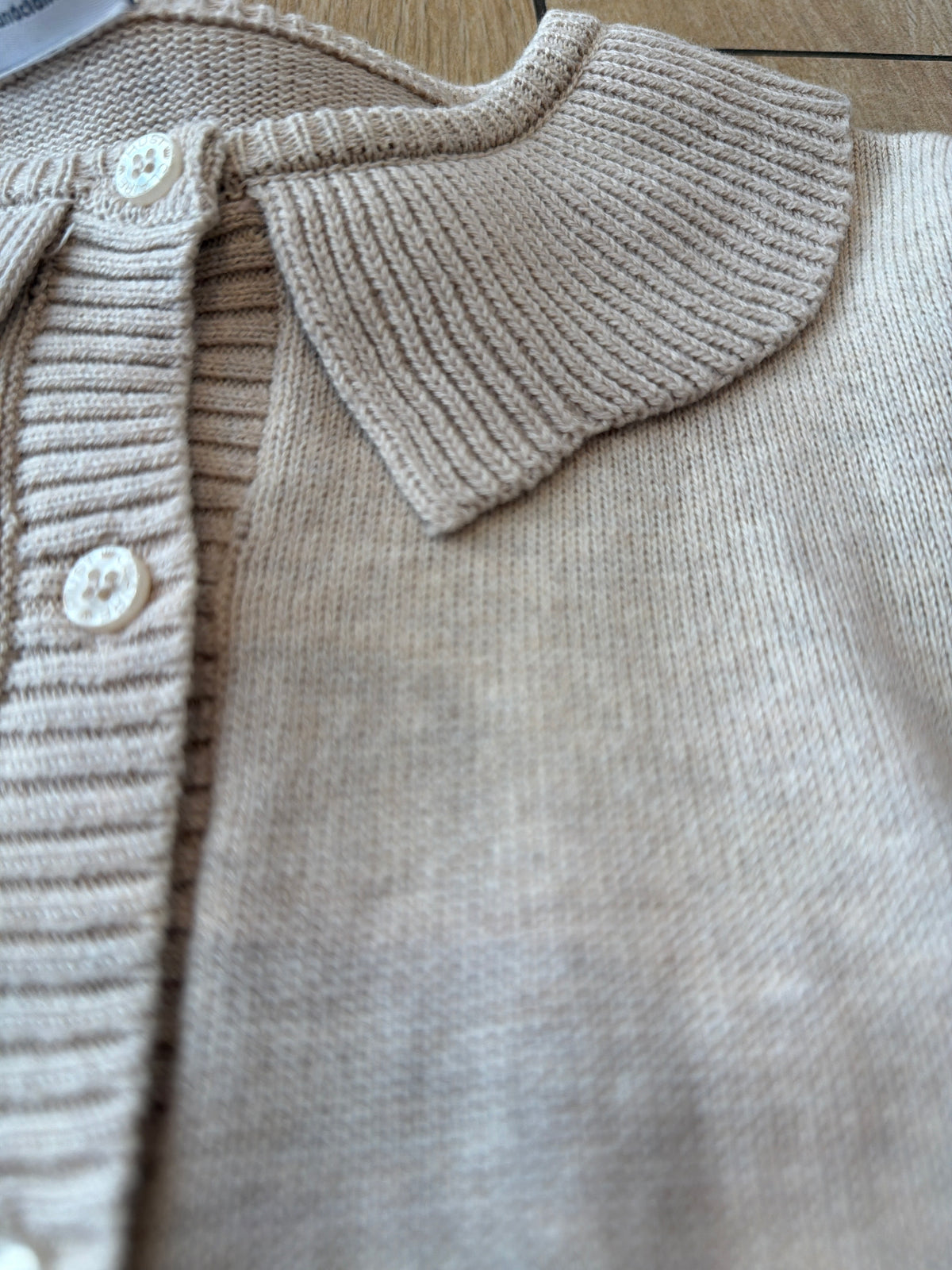 Cardigan beige e fiori ricamati