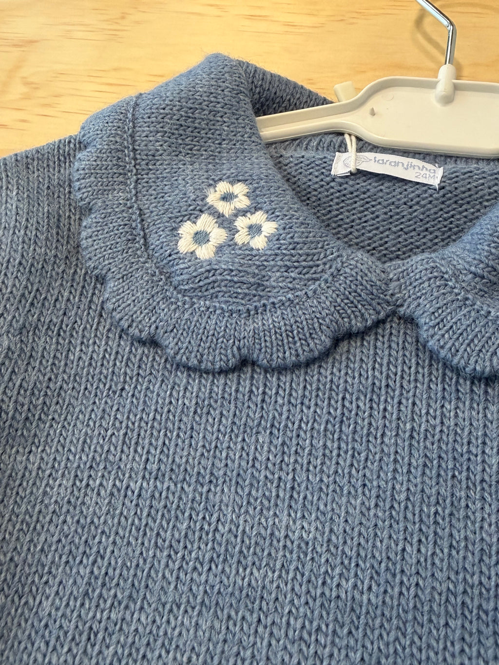 Golf azzurro con collo e ricamo