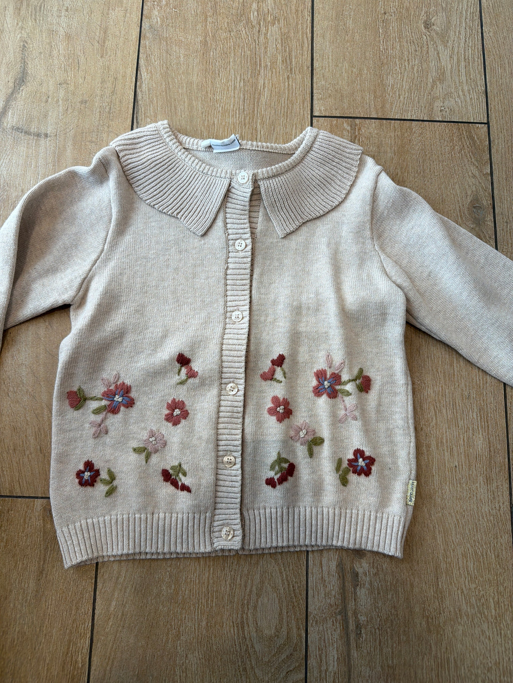 Cardigan beige e fiori ricamati