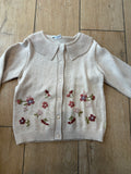 Cardigan beige e fiori ricamati