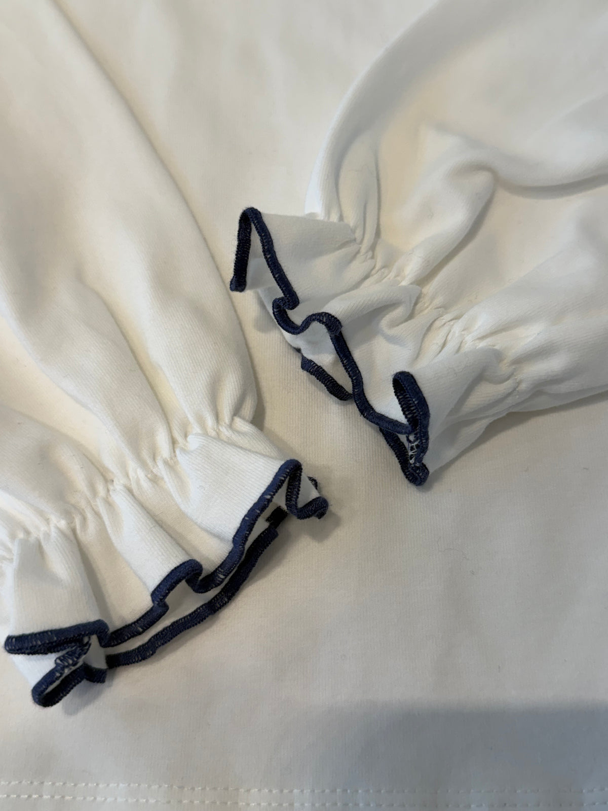 Maglia bianca con profilo blu