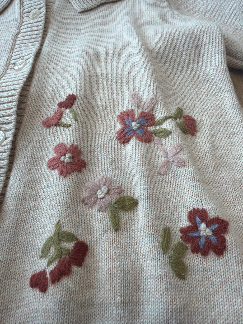 Cardigan beige e fiori ricamati