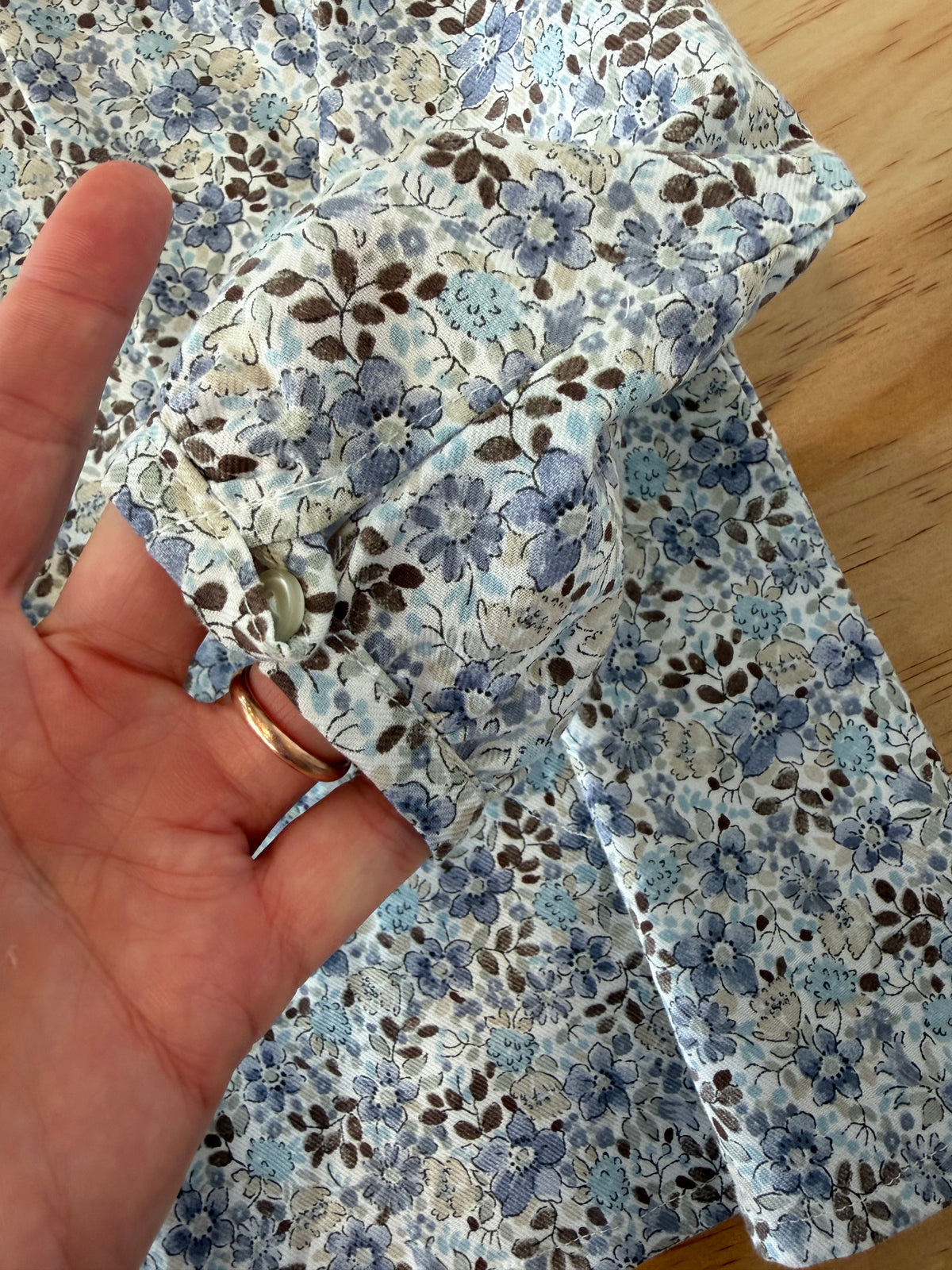 Blusa fiori blu e azzurri