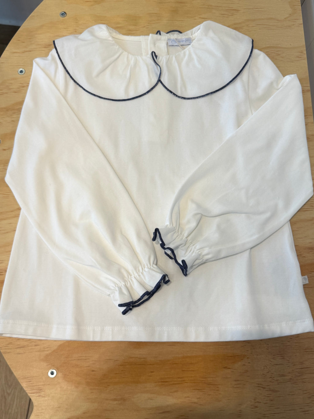 Maglia bianca con profilo blu