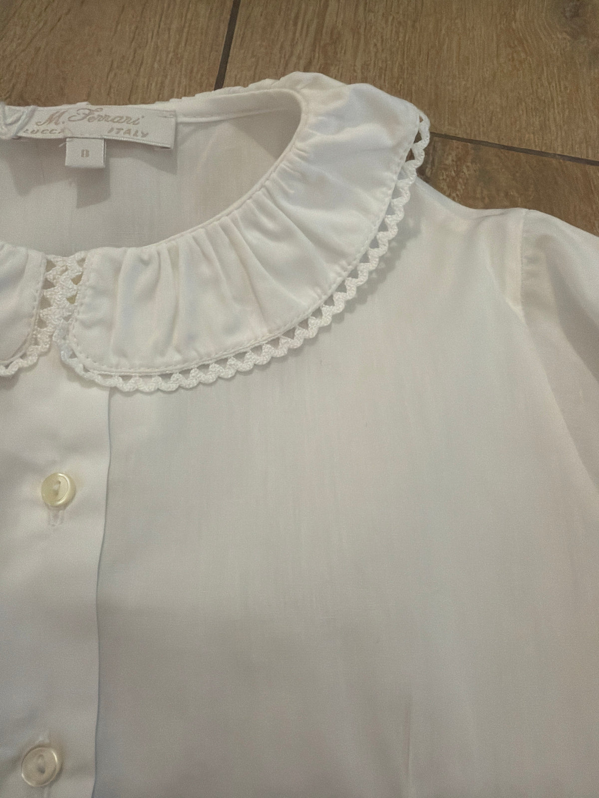 Camicia bianca con colletto ricamato