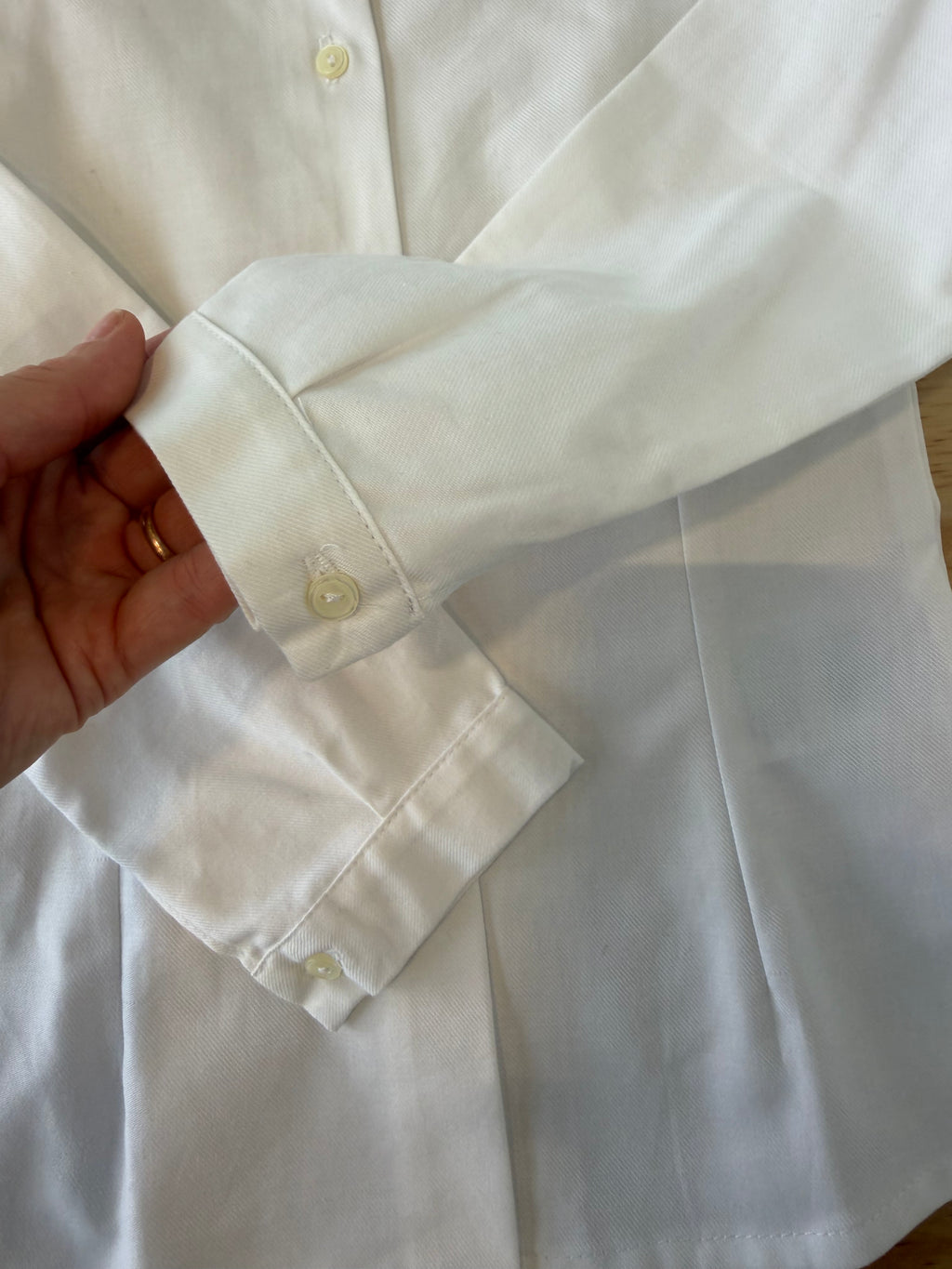 Camicia bianca con collo coreana e filo velluto azzurro