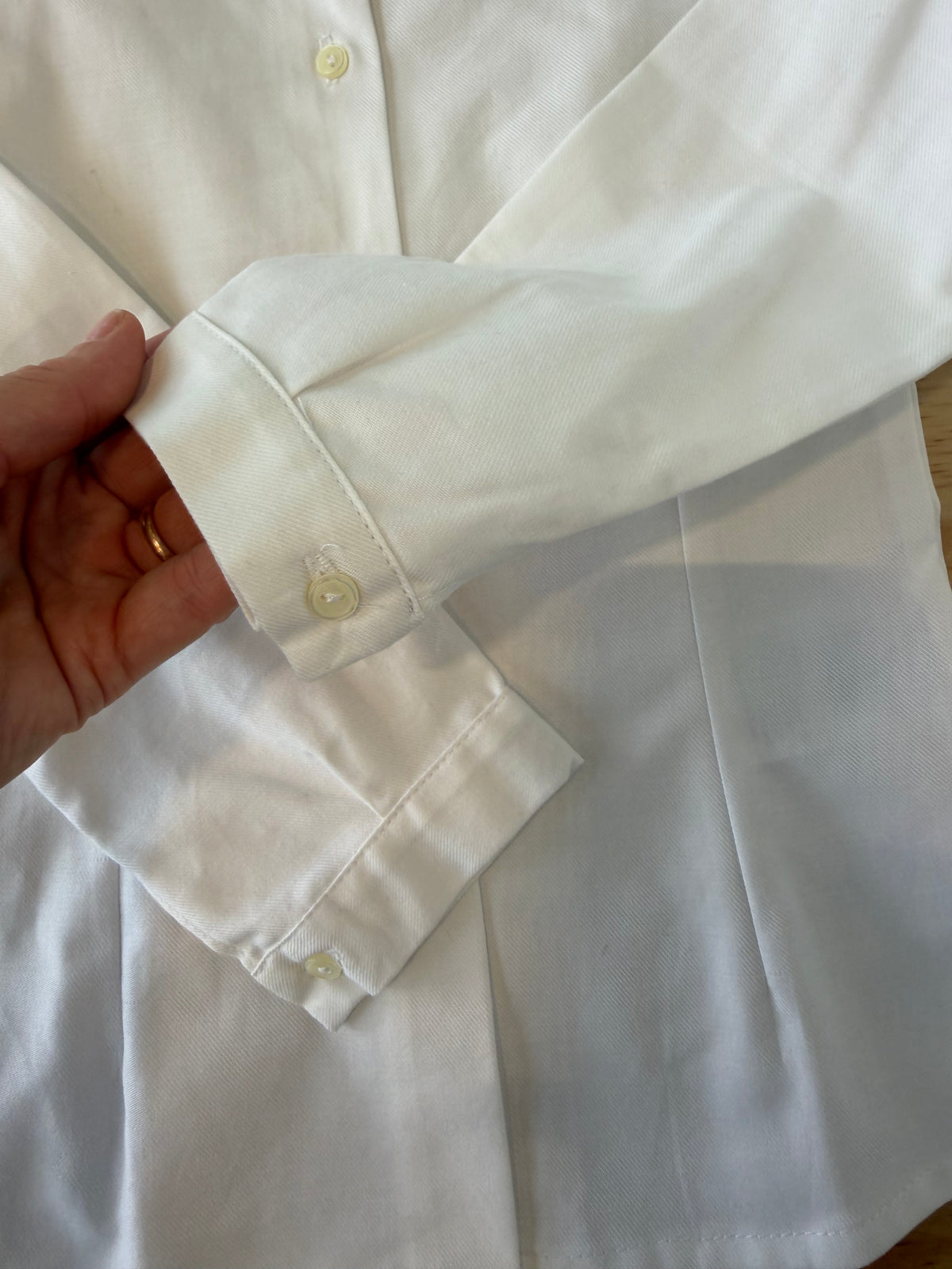 Camicia bianca con collo coreana e filo velluto azzurro