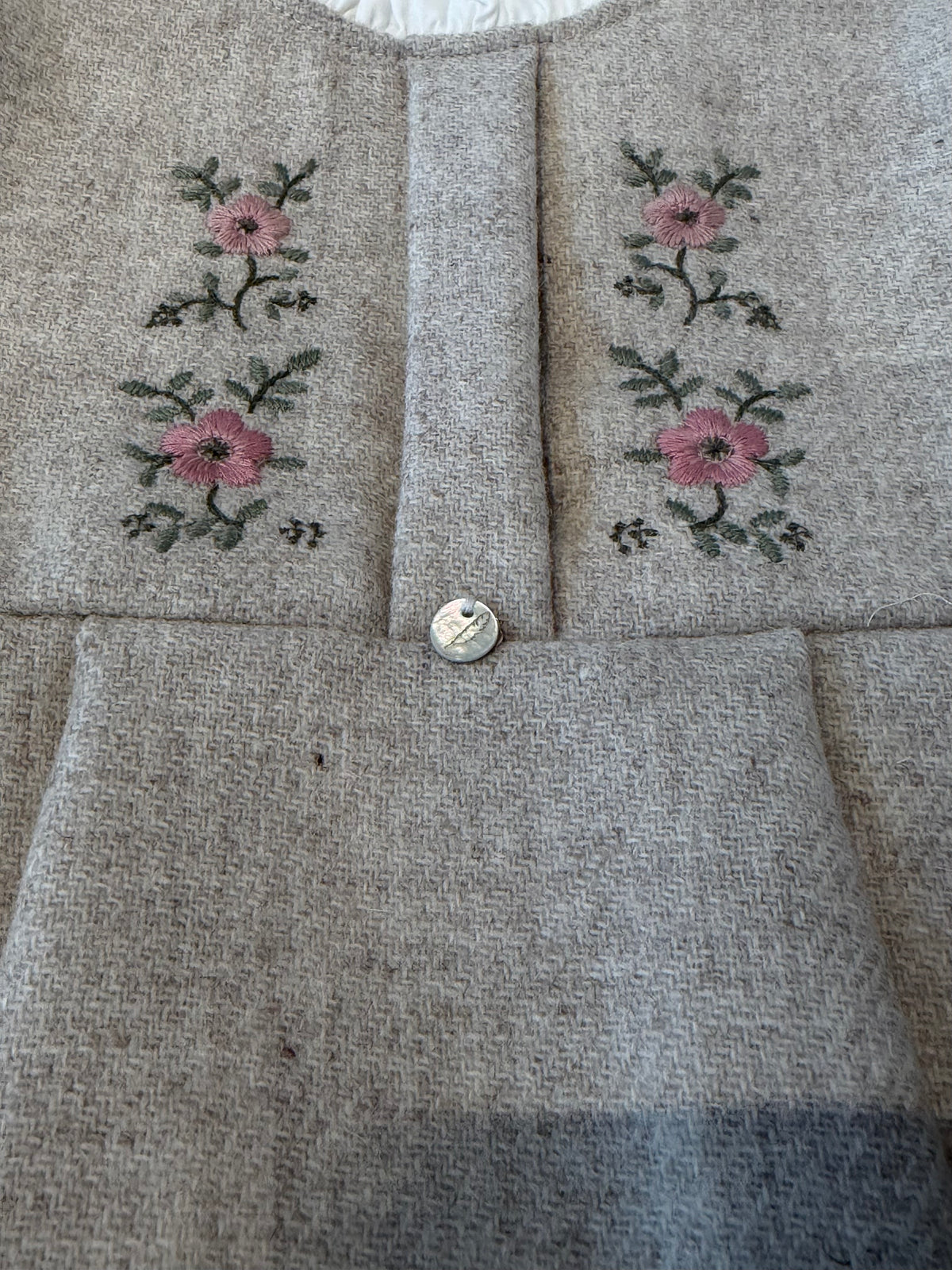 Abito grigio con fiori ricamati
