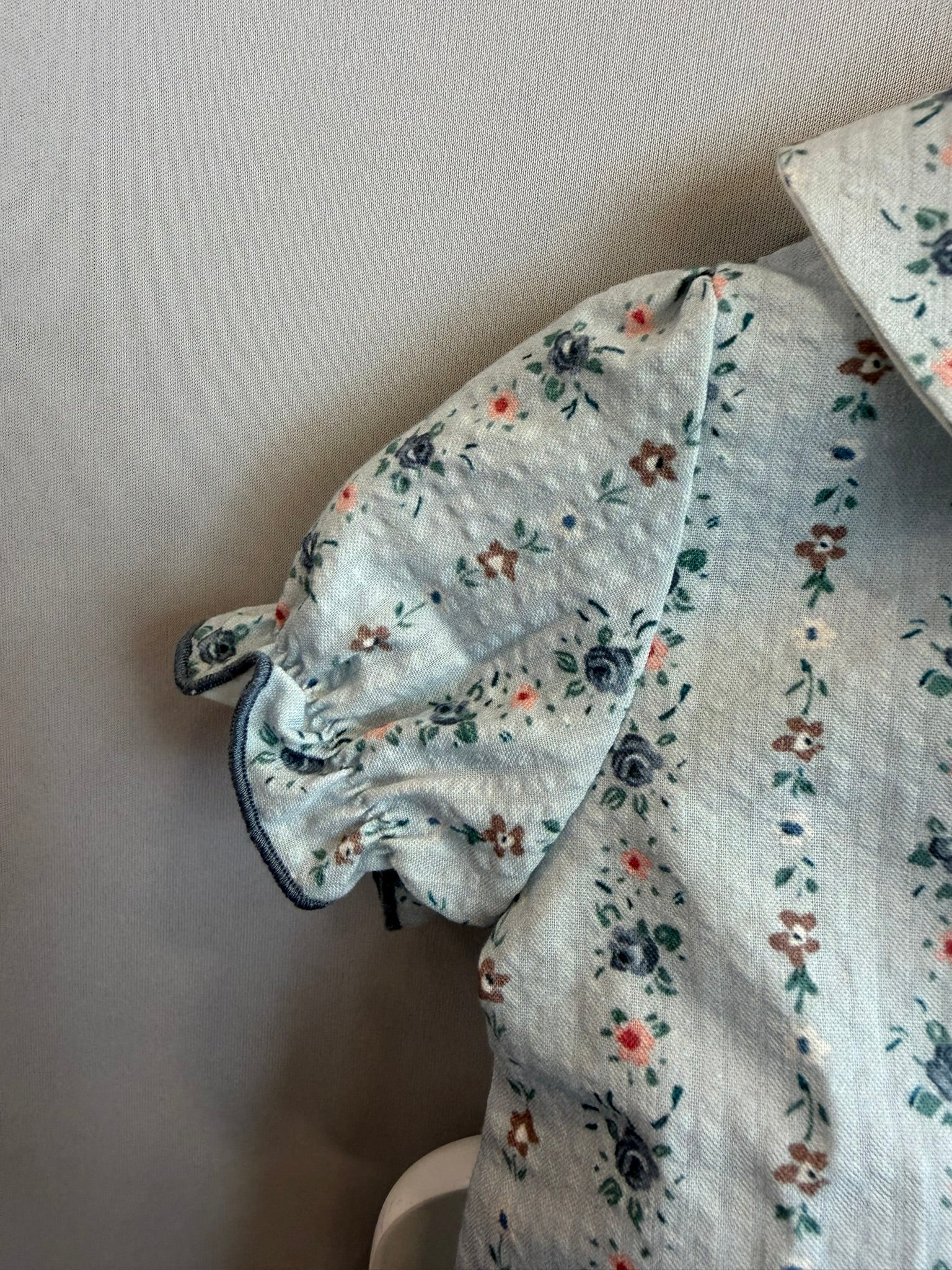 Camicia azzurra fiorellini
