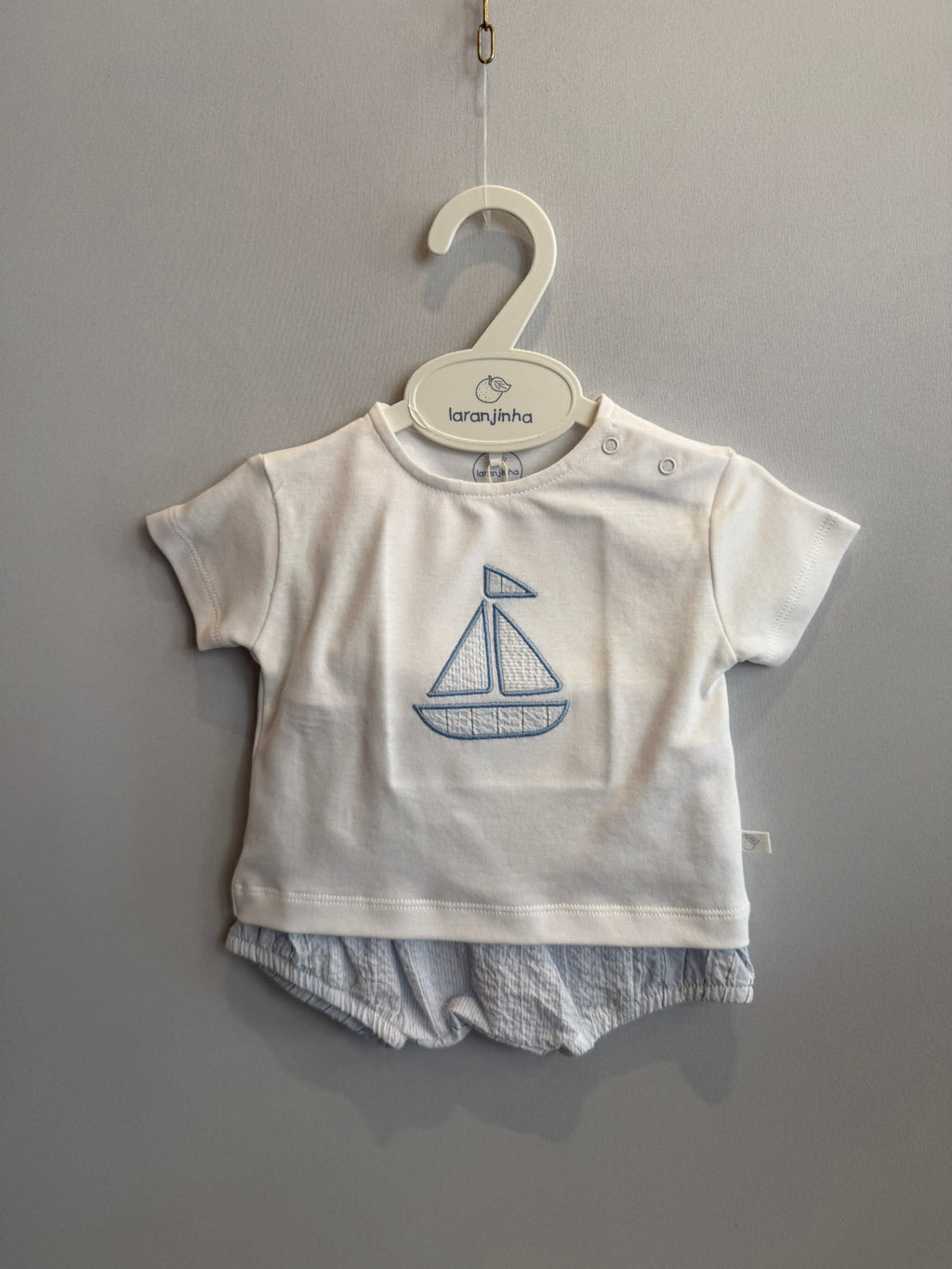 Completino t-shirt e pantaloncino barca azzurra