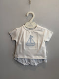 Completino t-shirt e pantaloncino barca azzurra