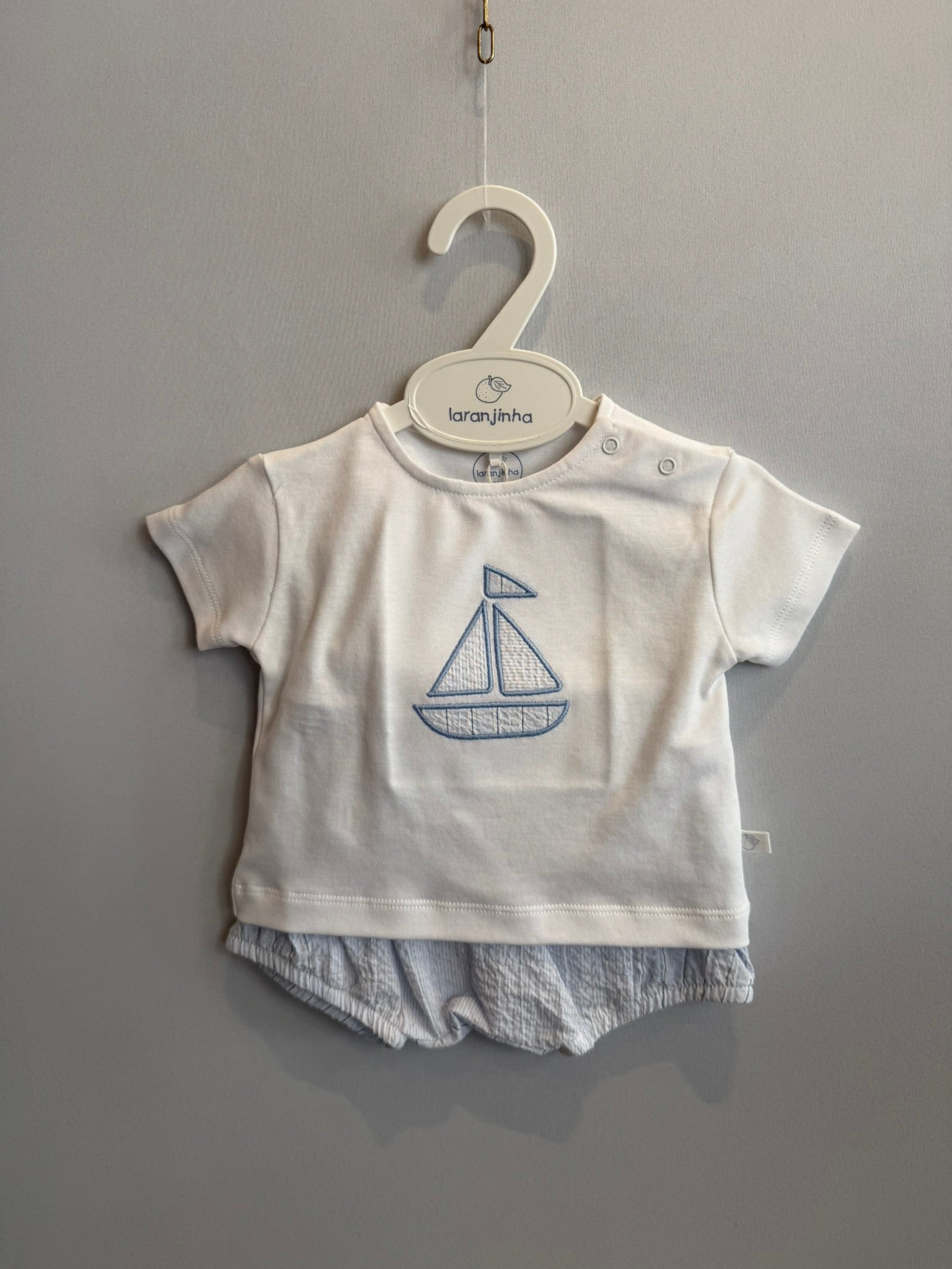 Completino t-shirt e pantaloncino barca azzurra