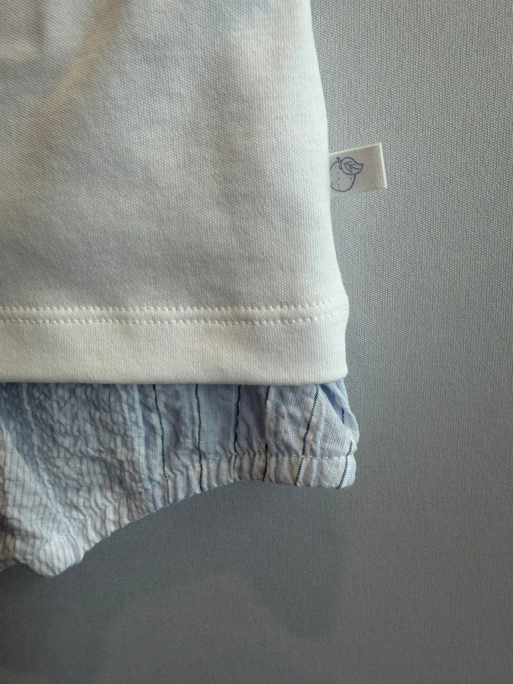 Completino t-shirt e pantaloncino barca azzurra