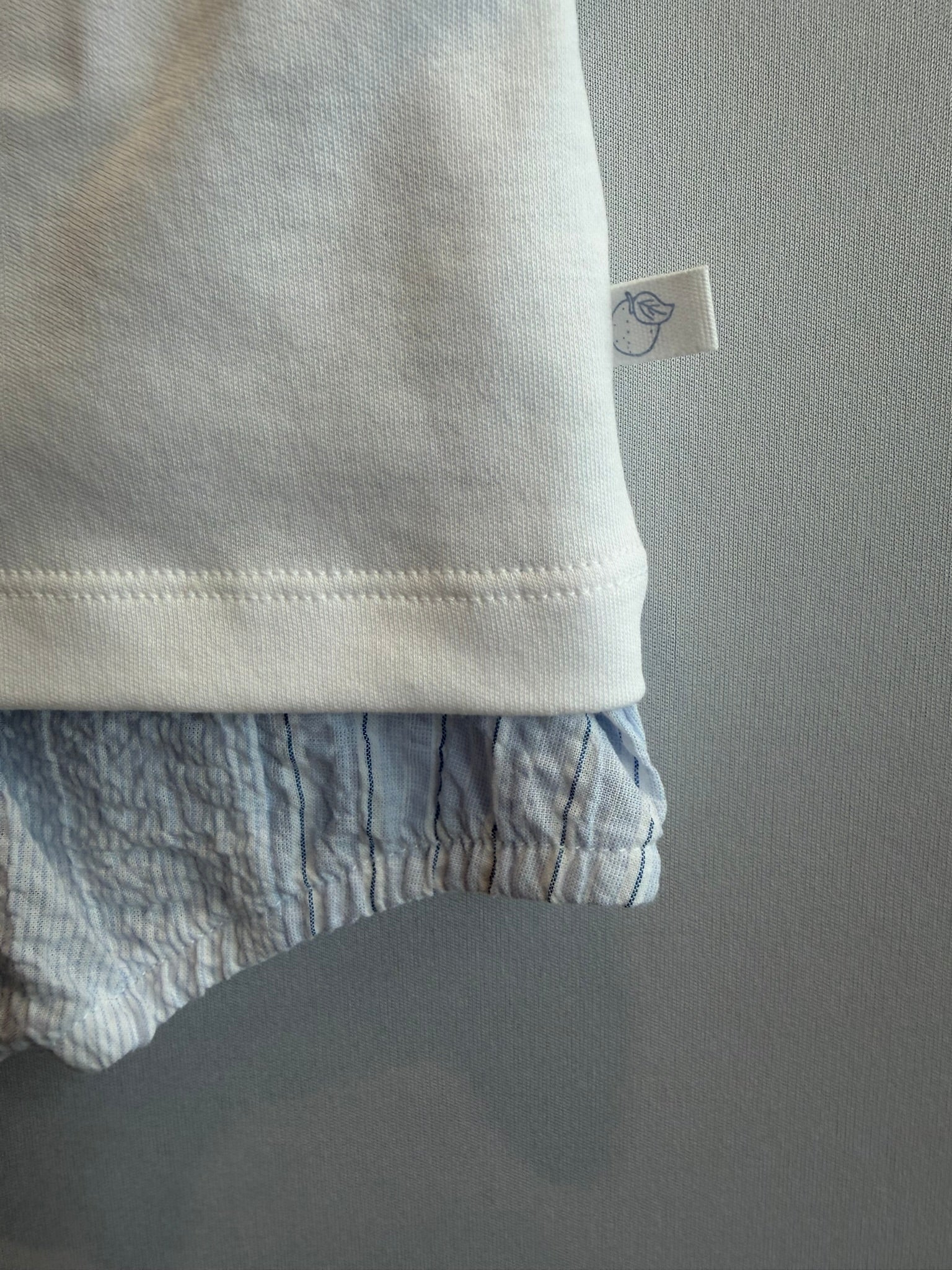 Completino t-shirt e pantaloncino barca azzurra
