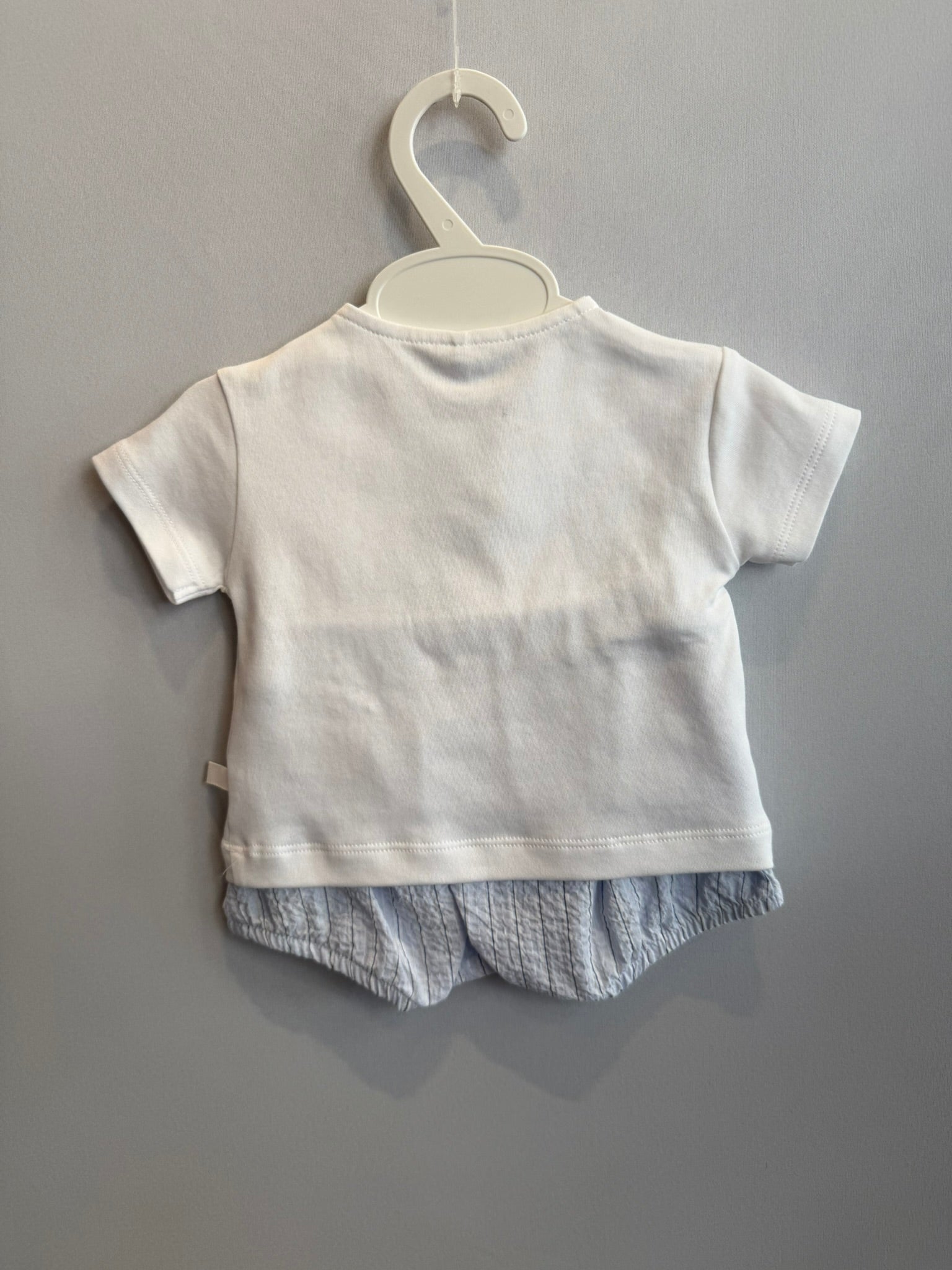 Completino t-shirt e pantaloncino barca azzurra
