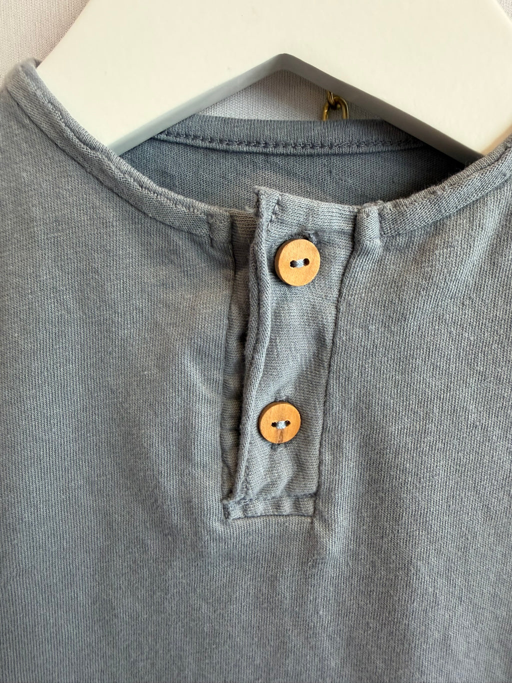 Body in cotone blu con bottoni in legno
