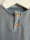 Body in cotone blu con bottoni in legno