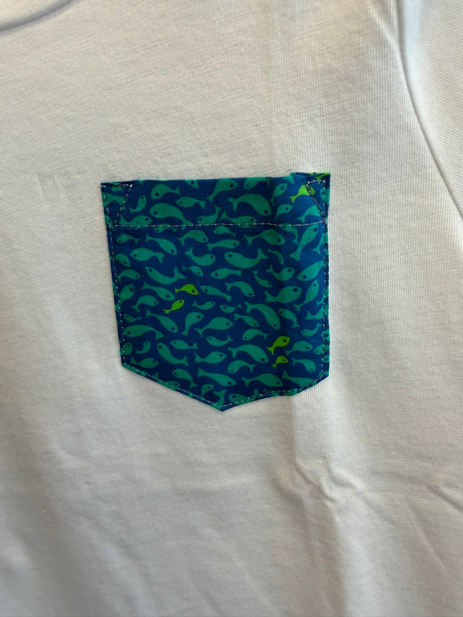 T-shirt con taschino pesciolini