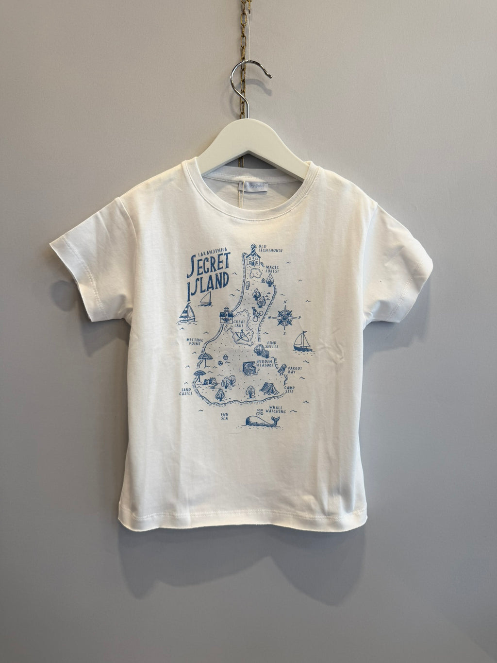 T-shirt bianca con piantina azzurra
