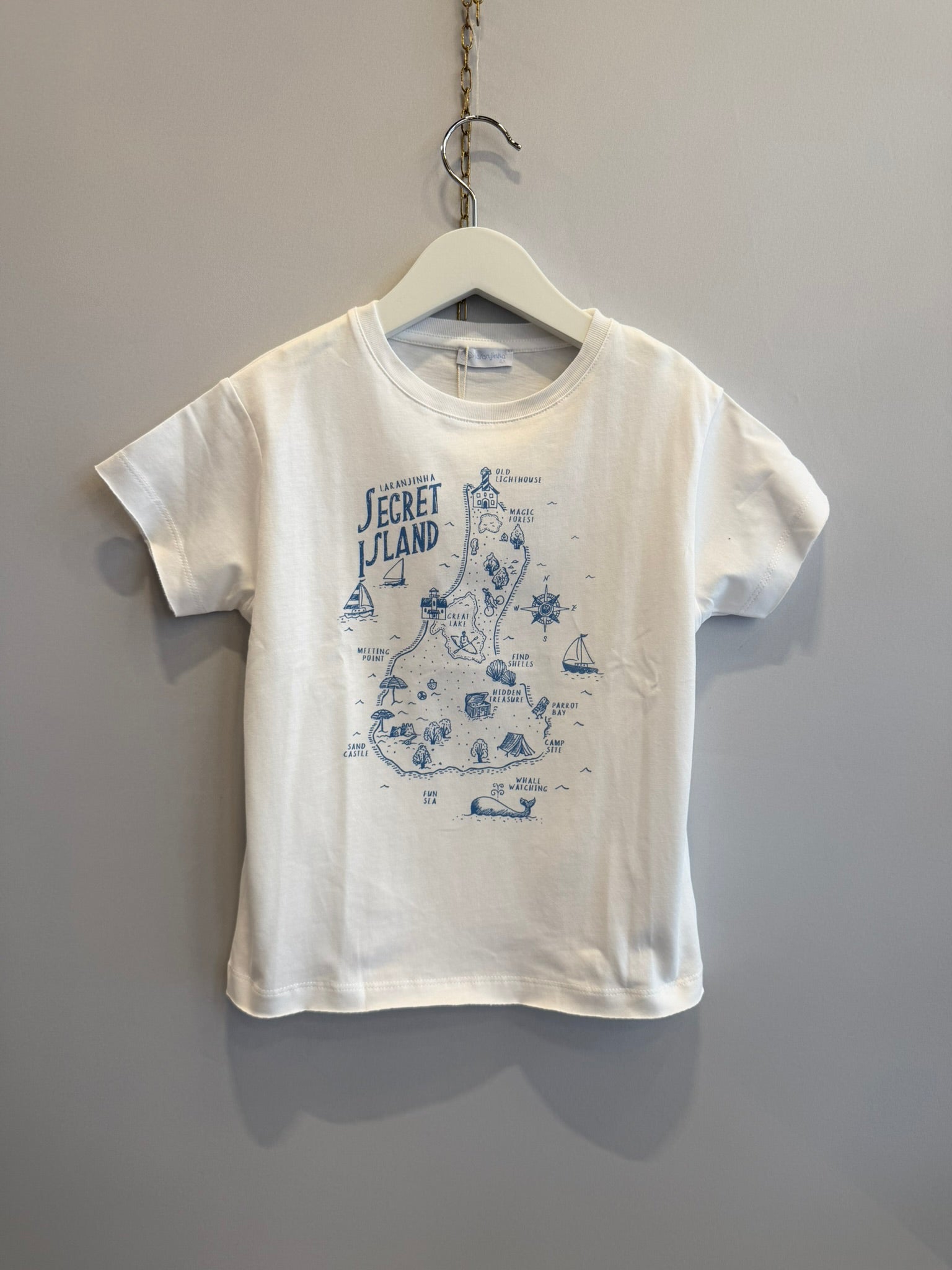 T-shirt bianca con piantina azzurra