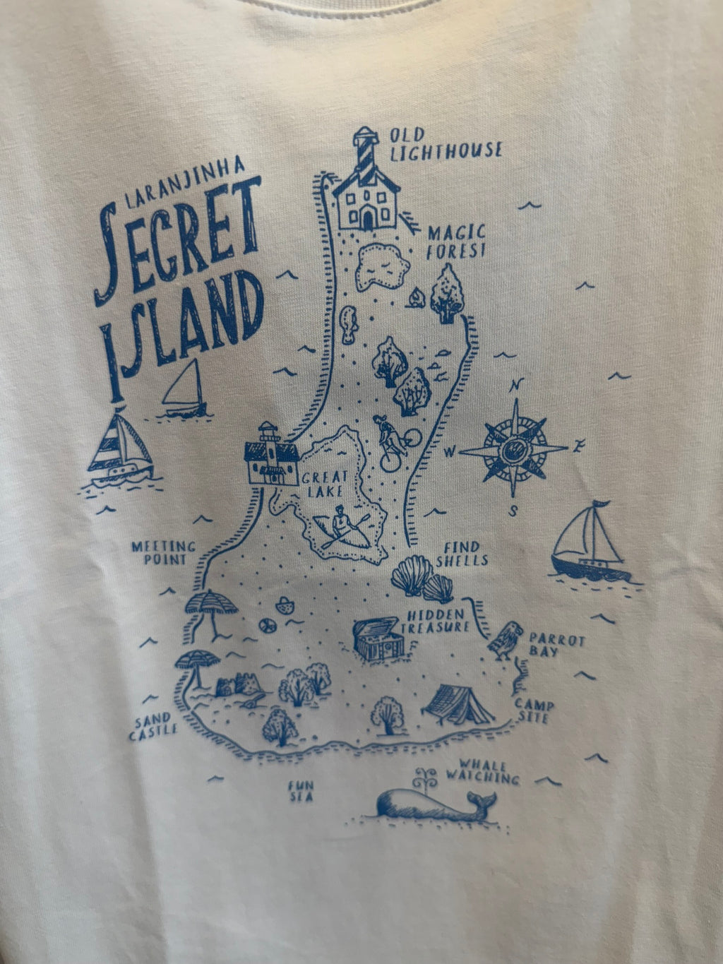 T-shirt bianca con piantina azzurra