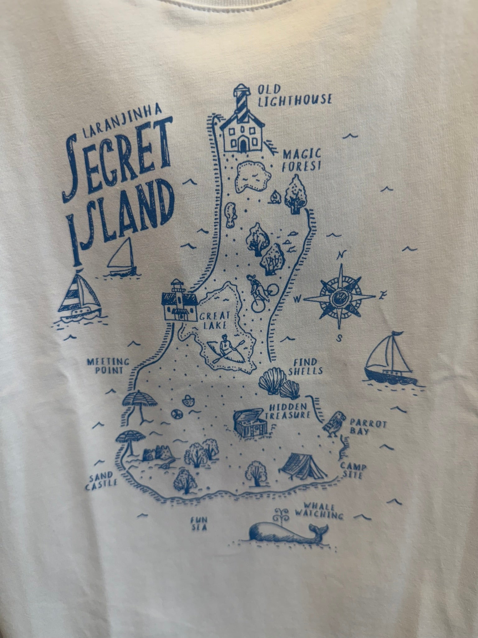 T-shirt bianca con piantina azzurra