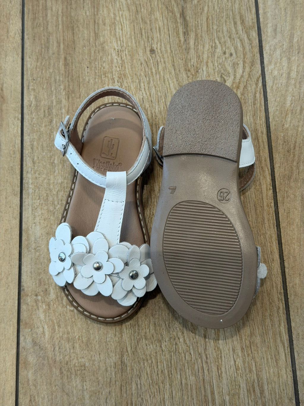 Sandali in cuoio fiori bianchi