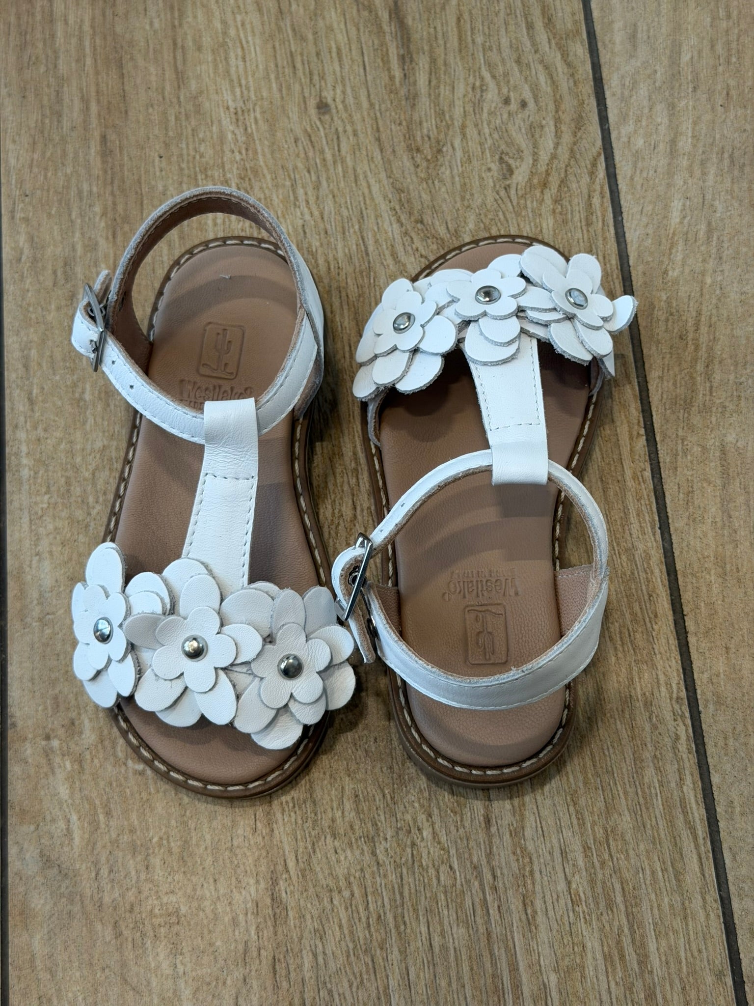 Sandali in cuoio fiori bianchi